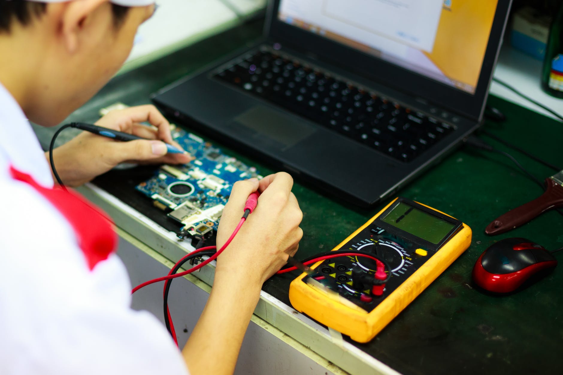 Reparații laptop și diagnostic hardware